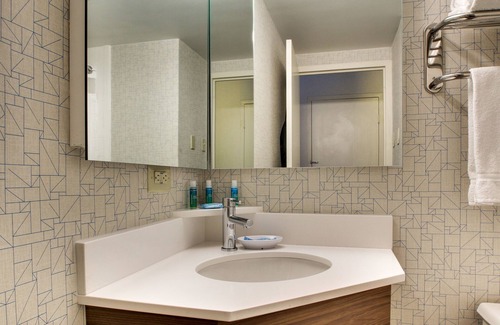 Poughkeepsie Hotel | Discover Holiday Inn Express Poughkeepsie: Eco-Friendly Retreat
