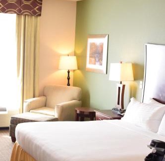 Pratt Hotel | Explore Holiday Inn Express Pratt: Pet-Friendly & Pool Access