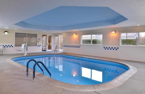 Princeton Hotel | Pet-Friendly Holiday Inn Express Princeton with Pool Access