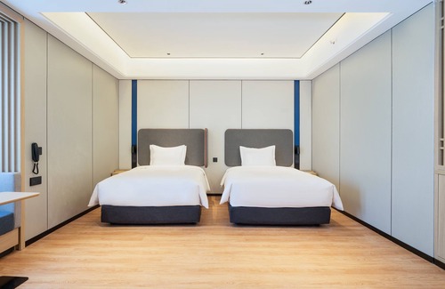 Qingdao Hotel | Eco-Friendly Comfort at Holiday Inn Express Qingdao
