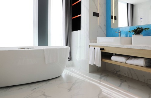 Qingdao Hotel | Eco-Friendly Comfort at Holiday Inn Express Qingdao