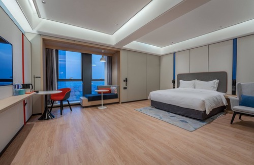 Qingdao Hotel | Eco-Friendly Comfort at Holiday Inn Express Qingdao