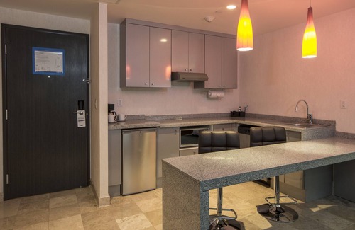 Downtown Queretaro Hotel | Top-Rated Holiday Inn Express Queretaro with Pool & Spa