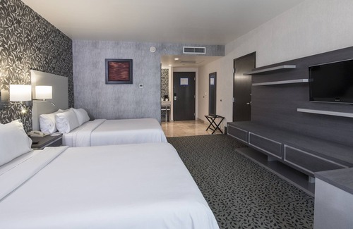 Downtown Queretaro Hotel | Top-Rated Holiday Inn Express Queretaro with Pool & Spa
