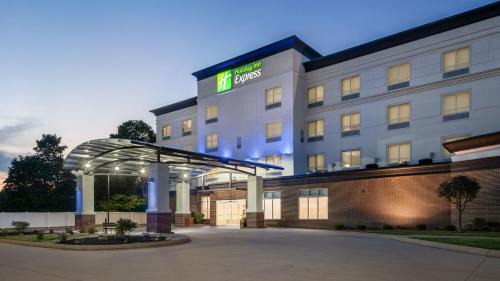 Richmond Hotel | Cozy Holiday Inn Express Richmond with Oceanfront Views