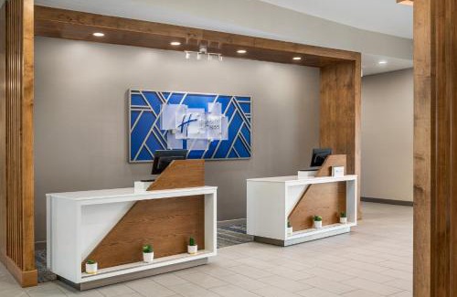 Richmond Hotel | Cozy Holiday Inn Express Richmond with Oceanfront Views