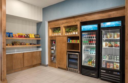 Richmond Hotel | Cozy Holiday Inn Express Richmond with Oceanfront Views