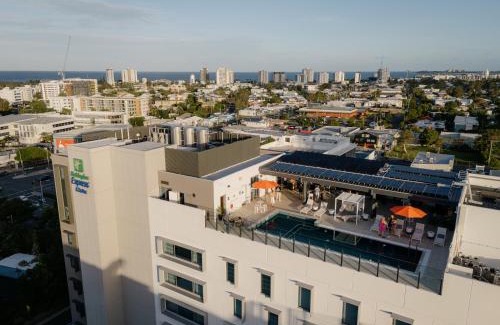 Maroochydore Hotel | Coastal Escape at Holiday Inn Express & Suites Sunshine Coast
