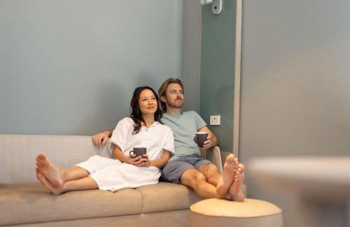 Maroochydore Hotel | Coastal Escape at Holiday Inn Express & Suites Sunshine Coast