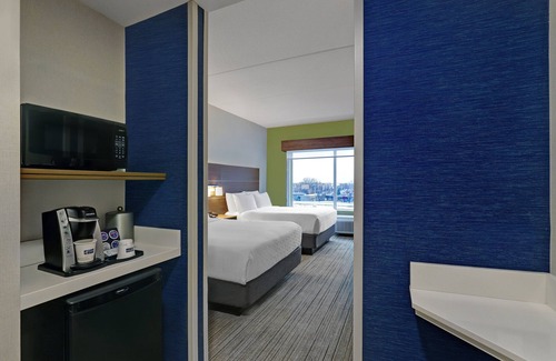 Collingwood Hotel | Discover Holiday Inn Express & Suites Collingwood, IHG Hotel