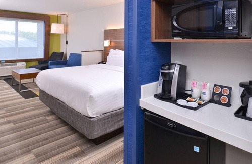 Carter Lake Hotel | Guest Favorite: Holiday Inn Express Omaha Airport with Pool