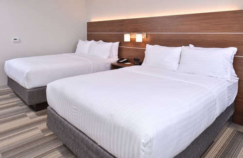 Carter Lake Hotel | Guest Favorite: Holiday Inn Express Omaha Airport with Pool