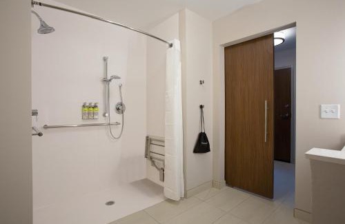 Cape Fear Hotel | Relaxing Stay at Holiday Inn Express & Suites Fayetteville South