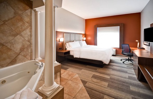 Schererville Hotel | Inviting Holiday Inn Express & Suites Schererville Awaits