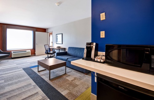 Schererville Hotel | Inviting Holiday Inn Express & Suites Schererville Awaits