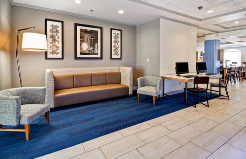 Schererville Hotel | Inviting Holiday Inn Express & Suites Schererville Awaits
