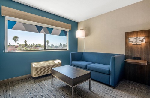 National City Hotel | Relaxing Stay at Holiday Inn Express San Diego South