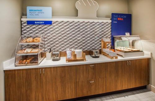 San Antonio Hotel | Holiday Inn Express - San Antonio East I-10 by IHG