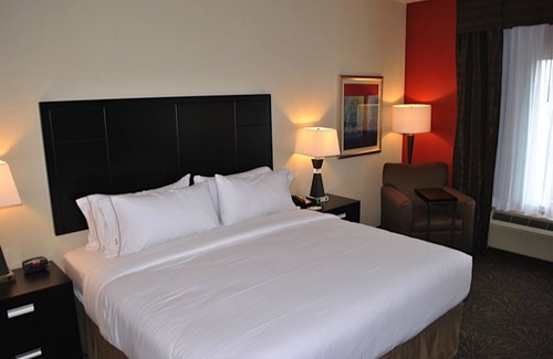 Salem Hotel | Comfortable Stay at Holiday Inn Express Salem with Pool