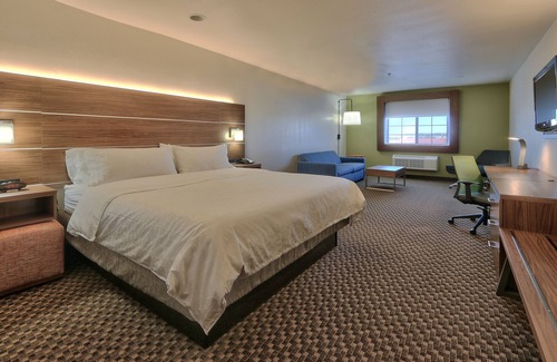 Santa Rosa Hotel | Discover Holiday Inn Express Santa Rosa: Family-Friendly Stay