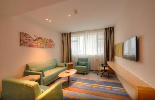 Putuo Hotel | Budget-Friendly Stay at Holiday Inn Express Shanghai Zhenping