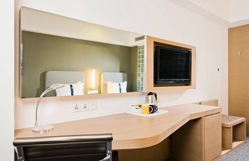 Putuo Hotel | Comfortable Stay at Holiday Inn Express Shanghai Jinsha