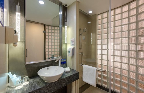 Putuo Hotel | Comfortable Stay at Holiday Inn Express Shanghai Jinsha