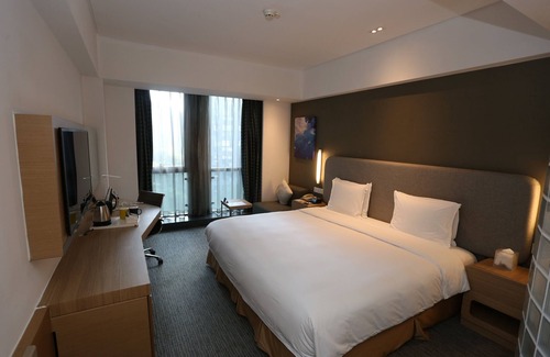 Putuo Hotel | Comfortable Stay at Holiday Inn Express Shanghai Jinsha