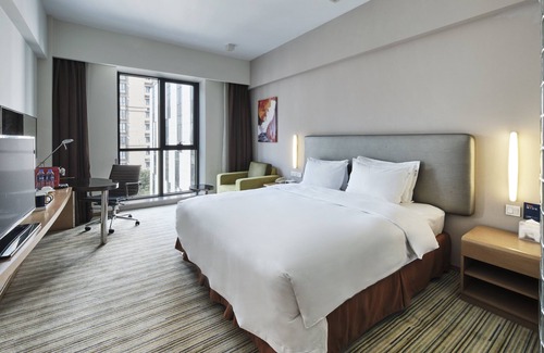 Baoshan Hotel | Comfortable Holiday Inn Express Shanghai Gongkang with Kitchen
