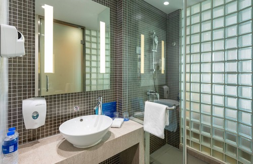 Baoshan Hotel | Comfortable Holiday Inn Express Shanghai Gongkang with Kitchen