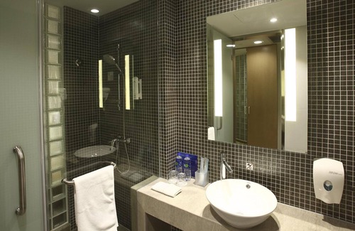 Baoshan Hotel | Comfortable Holiday Inn Express Shanghai Gongkang with Kitchen