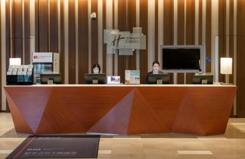 Putuo Hotel | Comfortable Stay at Holiday Inn Express Shanghai Jinsha