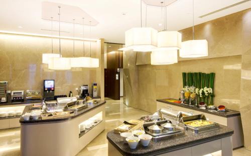 Putuo Hotel | Comfortable Stay at Holiday Inn Express Shanghai Jinsha