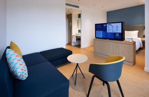 Longhua District Hotel | Comfortable Stay at Holiday Inn Express Shenzhen North Station