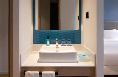 Longhua District Hotel | Comfortable Stay at Holiday Inn Express Shenzhen North Station