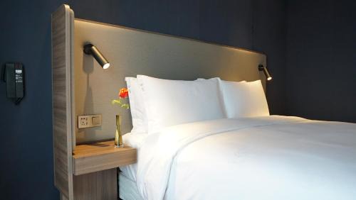 Luohu Hotel | Comfortable Stay at Holiday Inn Express Shenzhen Dongmen