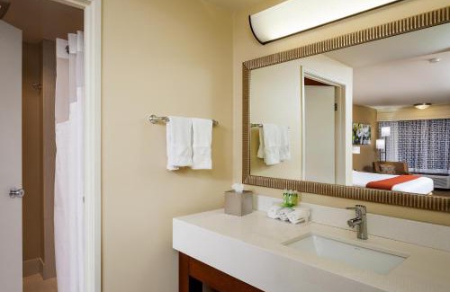Simi Valley Hotel | Discover Holiday Inn Express Simi Valley with Pool & Breakfast