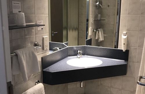 West End Hotel | Relaxing Stay at Holiday Inn Express Southampton M27 Jct7