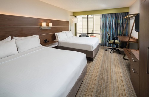 Springfield Hotel | Convenient Holiday Inn Express Springfield with Great Amenities