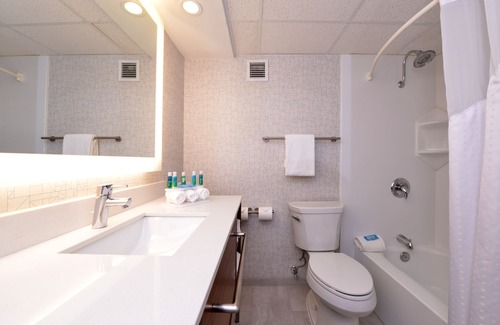 Springfield Hotel | Convenient Holiday Inn Express Springfield with Great Amenities
