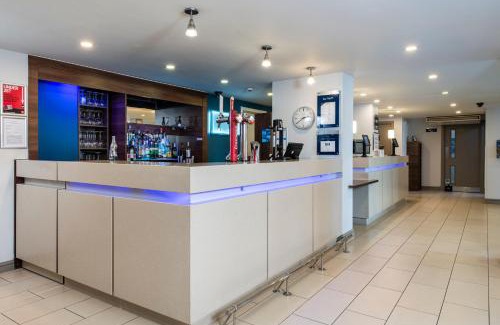 Tillicoultry Hotel | Pet-Friendly Holiday Inn Express Stirling with Breakfast Included