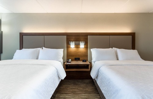 Cedar Falls Hotel | Modern Holiday Inn Express Cedar Falls - Waterloo Awaits You