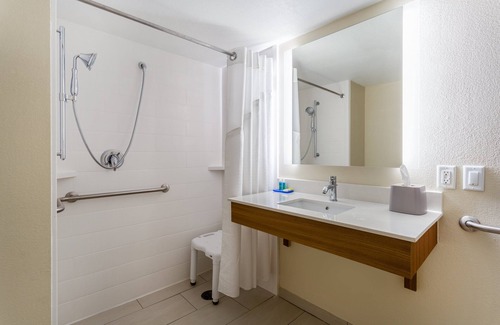 Cedar Falls Hotel | Modern Holiday Inn Express Cedar Falls - Waterloo Awaits You