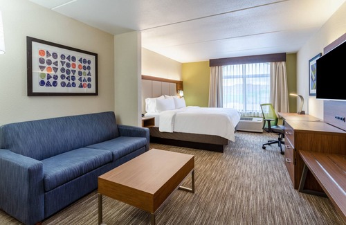 Cedar Falls Hotel | Modern Holiday Inn Express Cedar Falls - Waterloo Awaits You