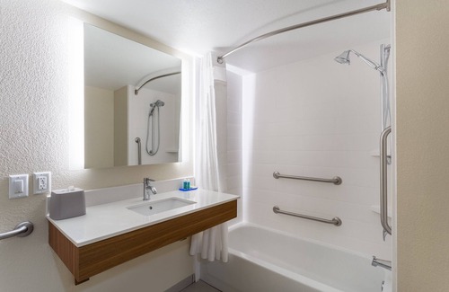 Cedar Falls Hotel | Modern Holiday Inn Express Cedar Falls - Waterloo Awaits You