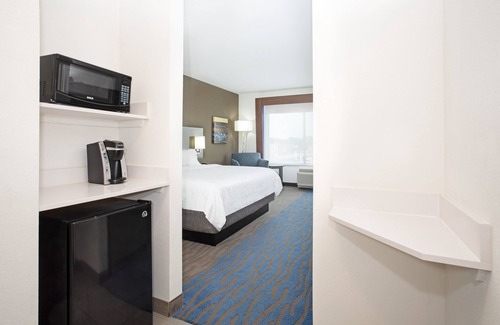 Great Bend Hotel | Experience Comfort at Holiday Inn Express & Suites Great Bend