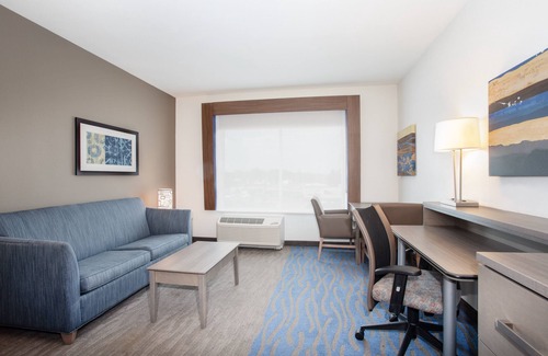 Great Bend Hotel | Experience Comfort at Holiday Inn Express & Suites Great Bend