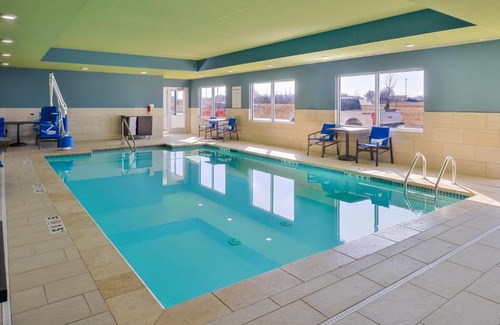 Lee's Summit Hotel | Ideal Stay at Holiday Inn Express & Suites - Lee's Summit