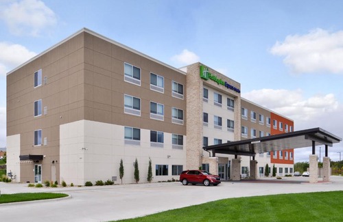 Lee's Summit Hotel | Ideal Stay at Holiday Inn Express & Suites - Lee's Summit