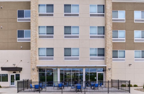 Lee's Summit Hotel | Ideal Stay at Holiday Inn Express & Suites - Lee's Summit